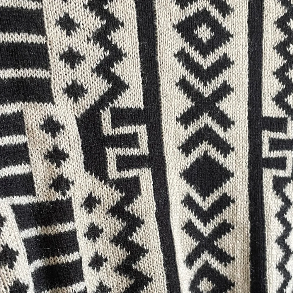 Black and Cream Patterned Open-Front Women’s Sweater - Picture 5 of 9